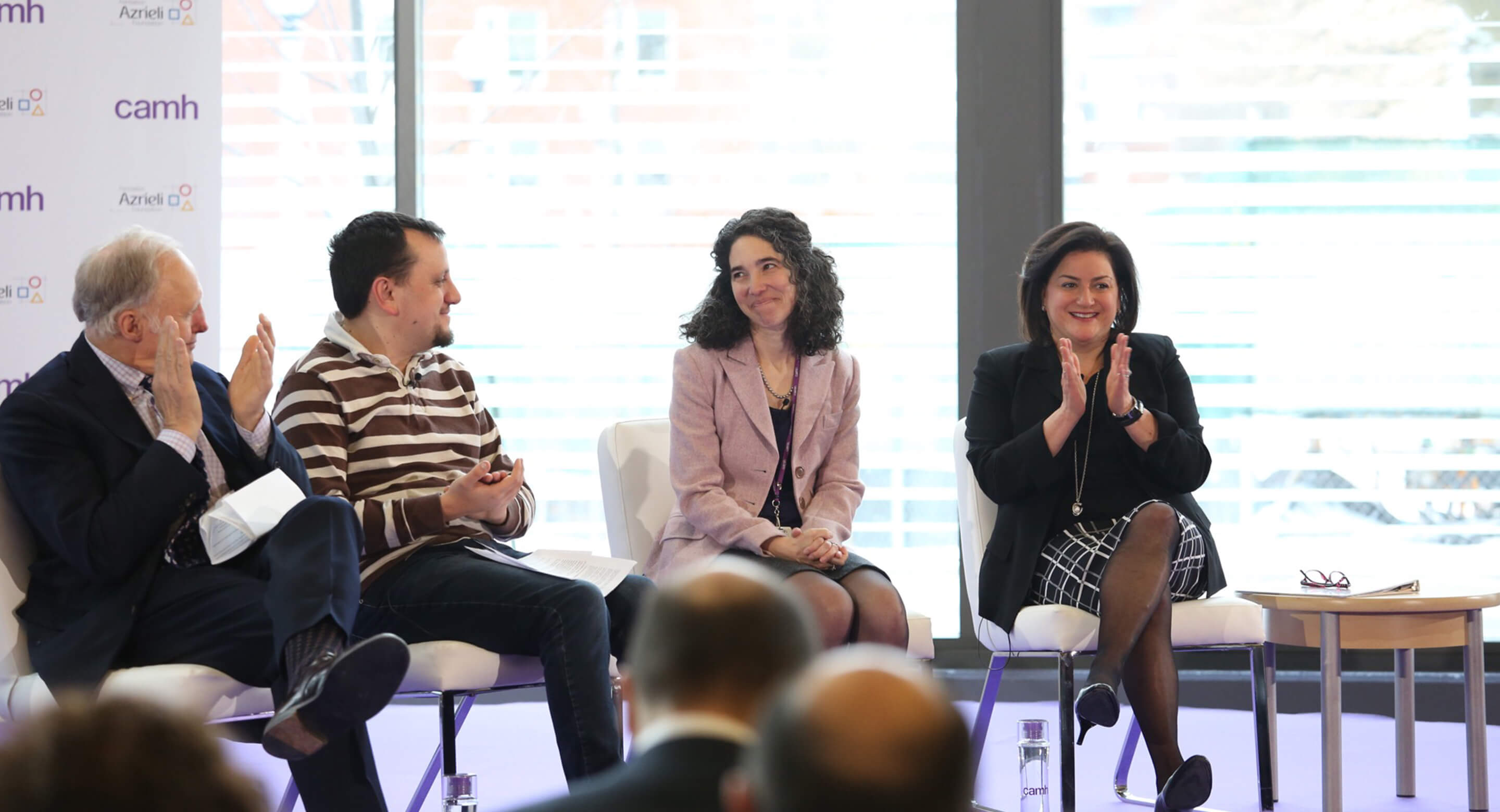 La Dre Yona Lunsky et Naomi Azrieli célèbrent l’annonce de l’inauguration du Centre Azrieli sur les troubles du développement du cerveau et les maladies mentales des adultes.