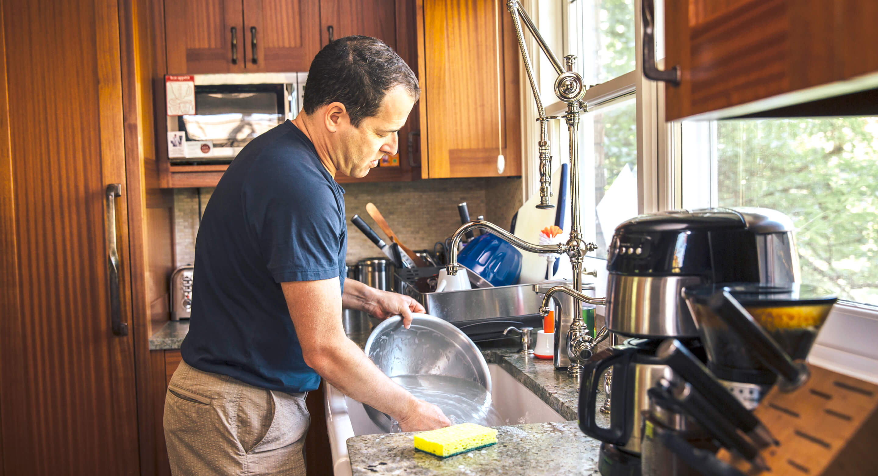 man washing dishes